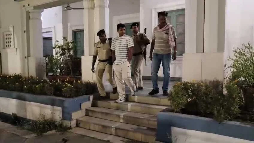 नालंदा: राजगीर थाना में पदस्थापित प्रशिक्षु दरोगा देवकांत कुमार चढ़ा निगरानी के हत्थे,बाजार में 90 हजार घुस लेते निगरानी ने दबोचा, थाना में मचा हड़कंप 3