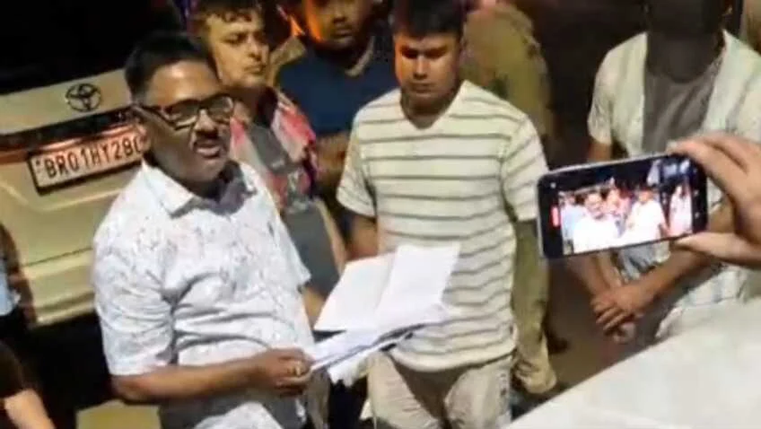 नालंदा: राजगीर थाना में पदस्थापित प्रशिक्षु दरोगा देवकांत कुमार चढ़ा निगरानी के हत्थे,बाजार में 90 हजार घुस लेते निगरानी ने दबोचा, थाना में मचा हड़कंप 3