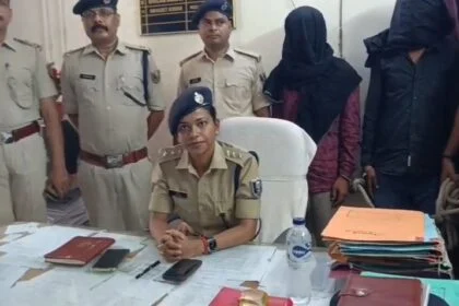 नालंदा: हिलसा में वाहन चेकिंग के दौरान हिलसा पुलिस को बुढ़वा स्थान के पास मिला बड़ी सफलता, 3 देशी कट्टा और 43 कारतूस के साथ दो बदमाश दबोचे गए 14