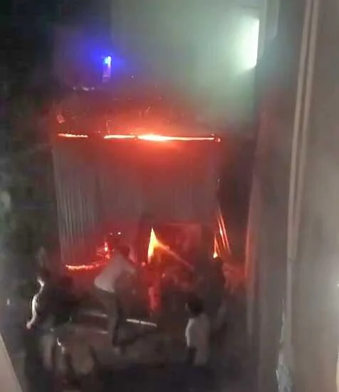 बेगूसराय के चेरिया बरियारपुर में आग का तांडव, लाखों की संपत्ति जलकर राख 4