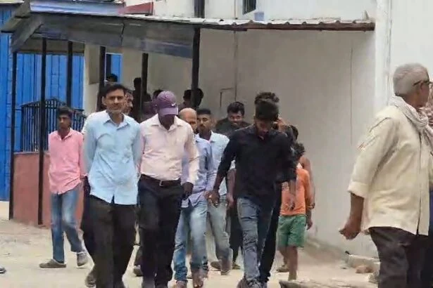 बेगूसराय में बारात से लौट रहे तीन दोस्तों की बाइक ईंट के ढेर से टकराई, दो की दर्दनाक मौत, एक गंभीर 3