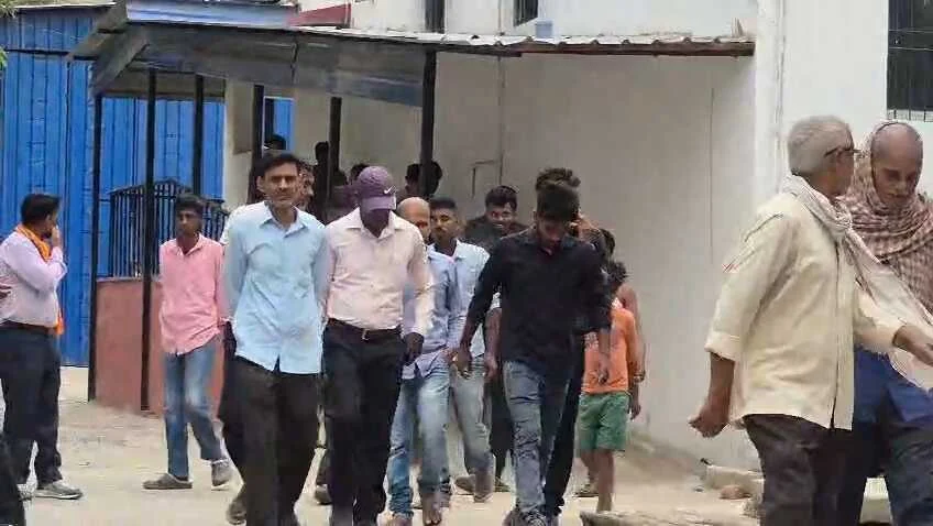 बेगूसराय में बारात से लौट रहे तीन दोस्तों की बाइक ईंट के ढेर से टकराई, दो की दर्दनाक मौत, एक गंभीर 5