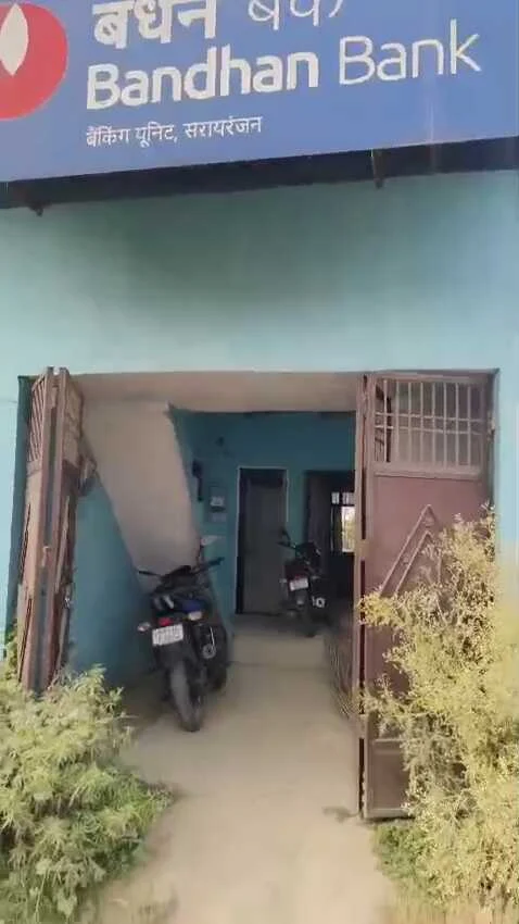 समस्तीपुर: सरायरंजन में बंधन बैंक से दिनदहाड़े लूट, कैश के साथ महिला ग्राहकों के जेवर भी ले उड़े अपराधी 3