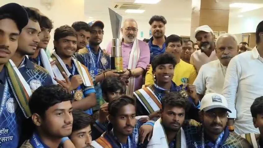 रणधीर वर्मा अंडर-19 ट्रॉफी पर बेगूसराय का कब्जा, केंद्रीय मंत्री गिरिराज सिंह ने खिलाड़ियों को किया सम्मानित 10