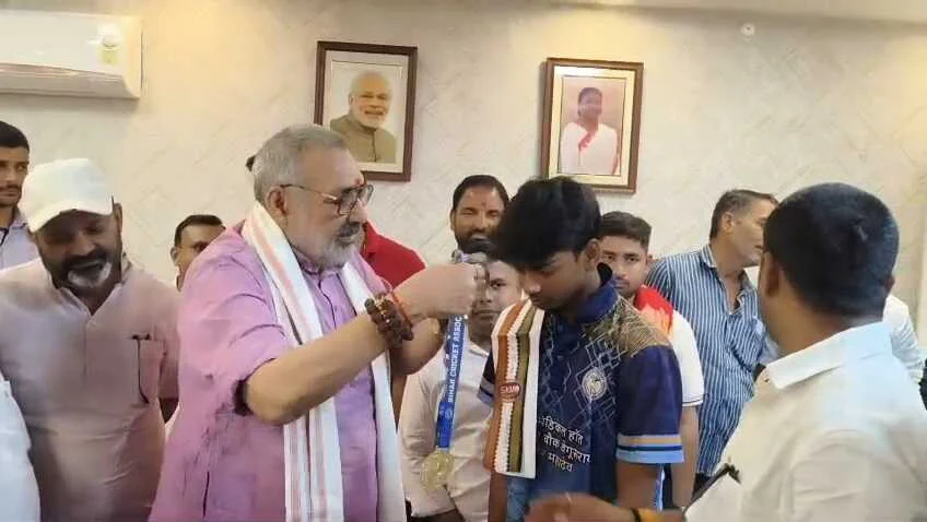 रणधीर वर्मा अंडर-19 ट्रॉफी पर बेगूसराय का कब्जा, केंद्रीय मंत्री गिरिराज सिंह ने खिलाड़ियों को किया सम्मानित 2