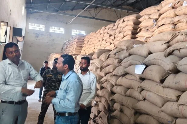 समस्तीपुर: बाजार समिति गोदाम का एसडीएम ने किया औचक निरीक्षण, भंडारण और सुरक्षा व्यवस्था का लिया जायजा 7