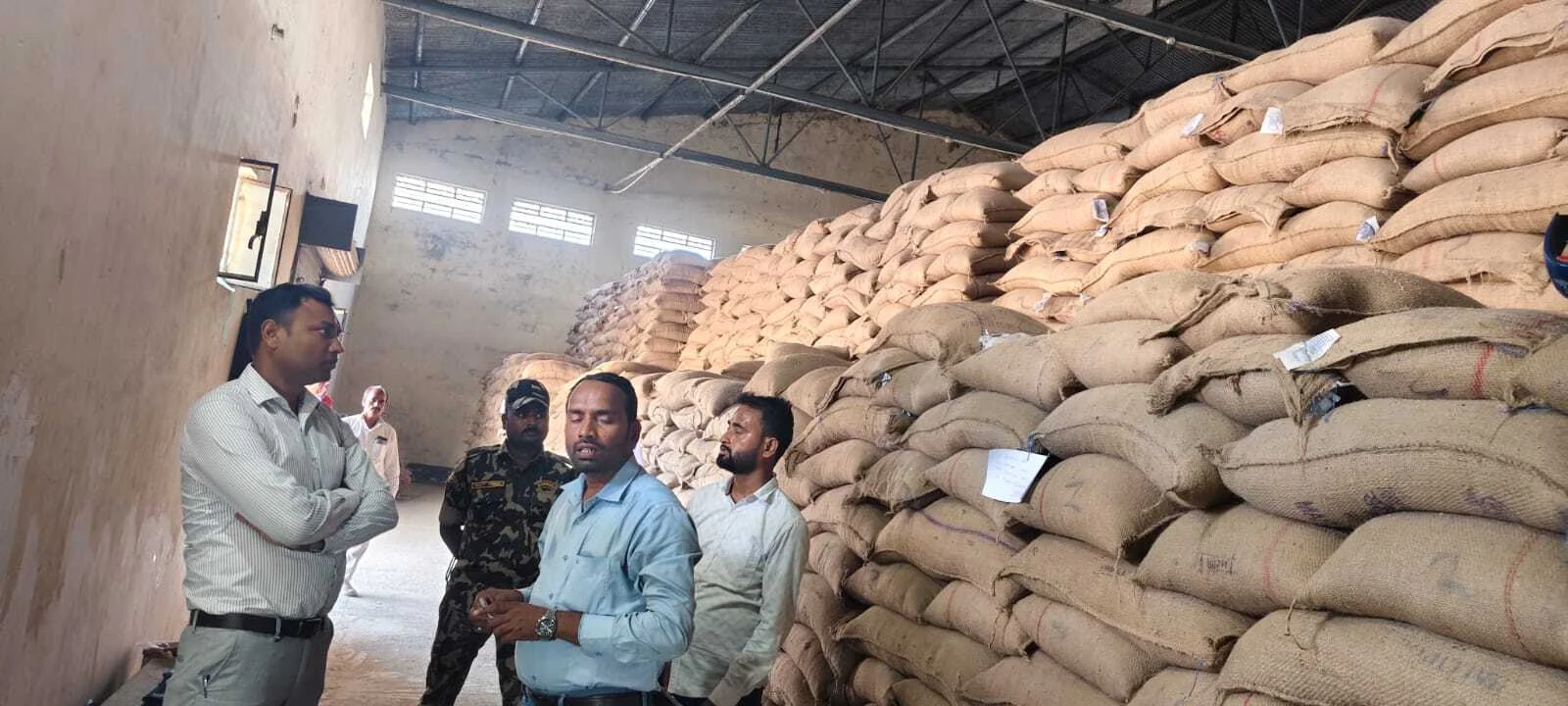 समस्तीपुर: बाजार समिति गोदाम का एसडीएम ने किया औचक निरीक्षण, भंडारण और सुरक्षा व्यवस्था का लिया जायजा 2