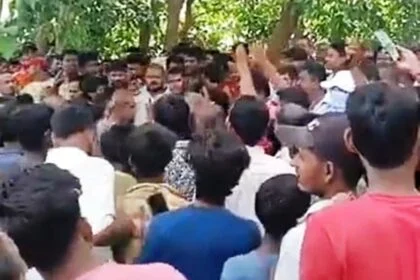समस्तीपुर: लापता युवक की बाइक व कपड़े मिलने पर बवाल, आक्रोशितों ने सुभाष चौक को किया जाम 6