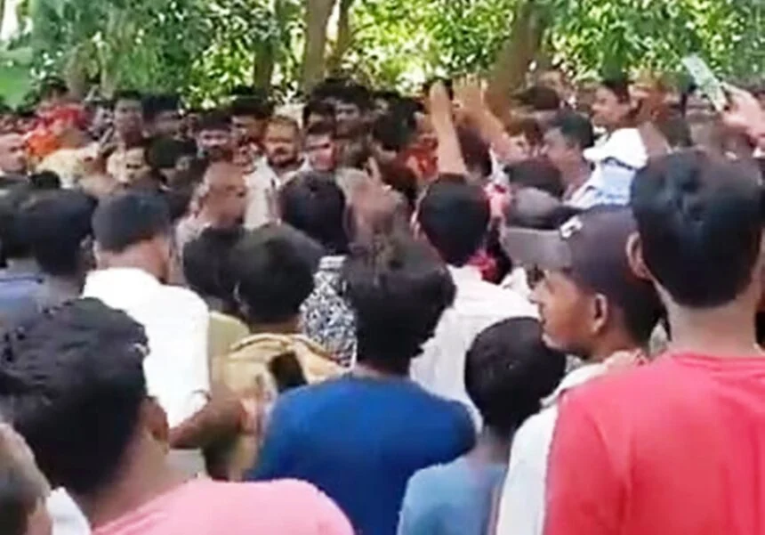 समस्तीपुर: लापता युवक की बाइक व कपड़े मिलने पर बवाल, आक्रोशितों ने सुभाष चौक को किया जाम 1