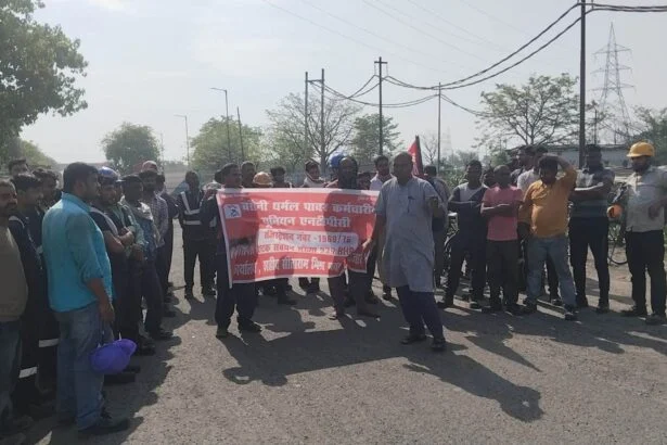 बरौनी थर्मल पावर में मजदूरों के ज्वलंत सवालों को लेकर एटक ने की गेट मीटिंग, संघर्ष तेज करने का एलान 1