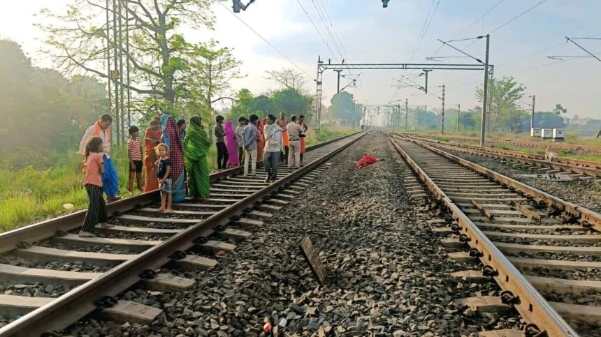 बछवाड़ा जंक्शन के समीप बड़ा हादसा: ट्रेन की चपेट में आने से आलू की खुदाई करने जा रही एक महिला की मौत, एक गंभीर रूप से घायल 1