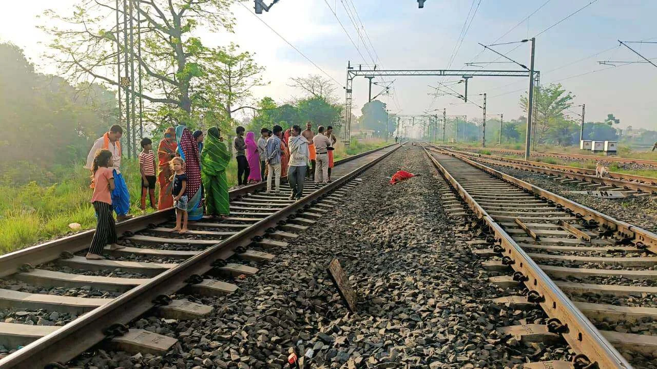 बछवाड़ा जंक्शन के समीप बड़ा हादसा: ट्रेन की चपेट में आने से आलू की खुदाई करने जा रही एक महिला की मौत, एक गंभीर रूप से घायल 11