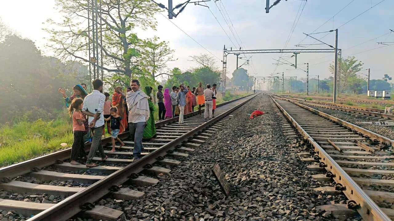 बछवाड़ा जंक्शन के समीप बड़ा हादसा: ट्रेन की चपेट में आने से आलू की खुदाई करने जा रही एक महिला की मौत, एक गंभीर रूप से घायल 2