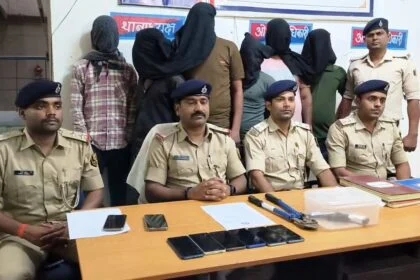 नालंदा: रहूंई पुलिस ने तरकटवा चोर गिरोह का किया पर्दाफाश, छह चोर गिरफ्तार, लगभग डेढ़ सौ किलो कटा हुआ तार, एक लोडेड कट्टा एक कार तार काटने वाले औजार बरामद 25