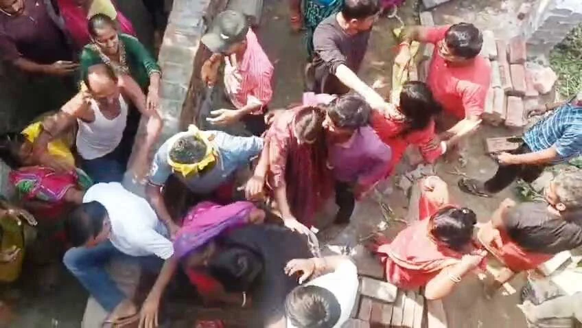 बेगूसराय में जमीन कब्जे को लेकर खूनी संघर्ष, घर में घुसकर पूरे परिवार को लाठी-डंडों से पीटा 3