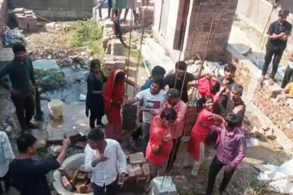 बेगूसराय में जमीन कब्जे को लेकर खूनी संघर्ष, घर में घुसकर पूरे परिवार को लाठी-डंडों से पीटा 51