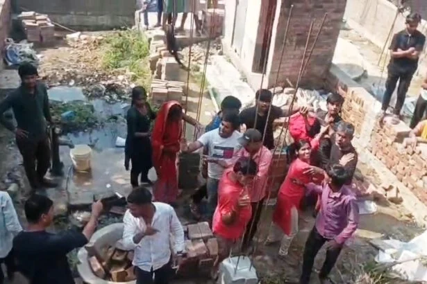 बेगूसराय में जमीन कब्जे को लेकर खूनी संघर्ष, घर में घुसकर पूरे परिवार को लाठी-डंडों से पीटा 1