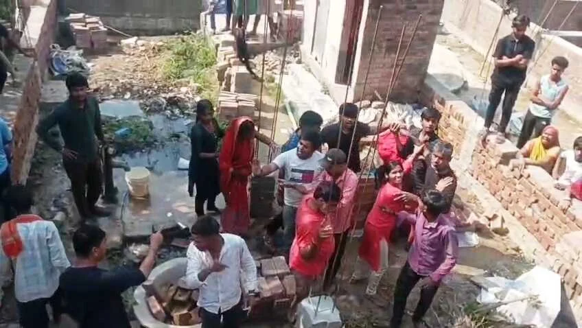 बेगूसराय में जमीन कब्जे को लेकर खूनी संघर्ष, घर में घुसकर पूरे परिवार को लाठी-डंडों से पीटा 12