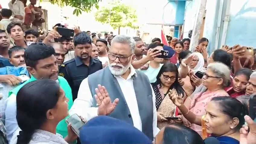 मोतिहारी में जहरीली शराब कांड को लेकर सियासत गरम"सांसद पप्पू यादव ने कहा-"‘घर-घर बिक रही शराब’, माफिया-अधिकारी गठजोड़ का लगाया आरोप, जनता मर रही, सिस्टम सो रहा है 2