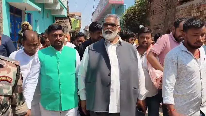 मोतिहारी में जहरीली शराब कांड को लेकर सियासत गरम"सांसद पप्पू यादव ने कहा-"‘घर-घर बिक रही शराब’, माफिया-अधिकारी गठजोड़ का लगाया आरोप, जनता मर रही, सिस्टम सो रहा है 3