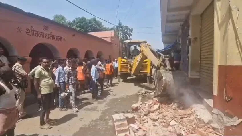 नालंदा शीतला मंदिर परिसर से मुख्य सड़क तक चला अतिक्रमण पर नगर निगम का बुलडोजर: दीपनगर के मगड़ा में 60 दुकानें ध्वस्त, 8 मौतों के बाद जागा प्रशासन 2