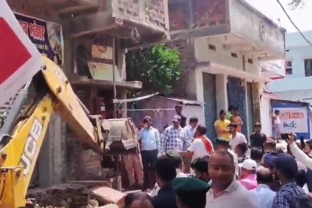 नालंदा शीतला मंदिर परिसर से मुख्य सड़क तक चला अतिक्रमण पर नगर निगम का बुलडोजर: दीपनगर के मगड़ा में 60 दुकानें ध्वस्त, 8 मौतों के बाद जागा प्रशासन 3