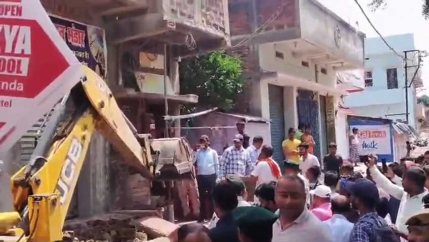 नालंदा शीतला मंदिर परिसर से मुख्य सड़क तक चला अतिक्रमण पर नगर निगम का बुलडोजर: दीपनगर के मगड़ा में 60 दुकानें ध्वस्त, 8 मौतों के बाद जागा प्रशासन 1