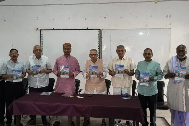 आरबीएस कॉलेज तेयाय में 'पत्यूष' पत्रिका का भव्य विमोचन: पूर्व सांसद और शिक्षाविदों ने छात्रों को लेखन से जुड़ने का दिया मंत्र 1