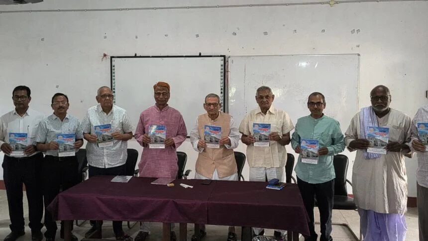 आरबीएस कॉलेज तेयाय में 'पत्यूष' पत्रिका का भव्य विमोचन: पूर्व सांसद और शिक्षाविदों ने छात्रों को लेखन से जुड़ने का दिया मंत्र 1