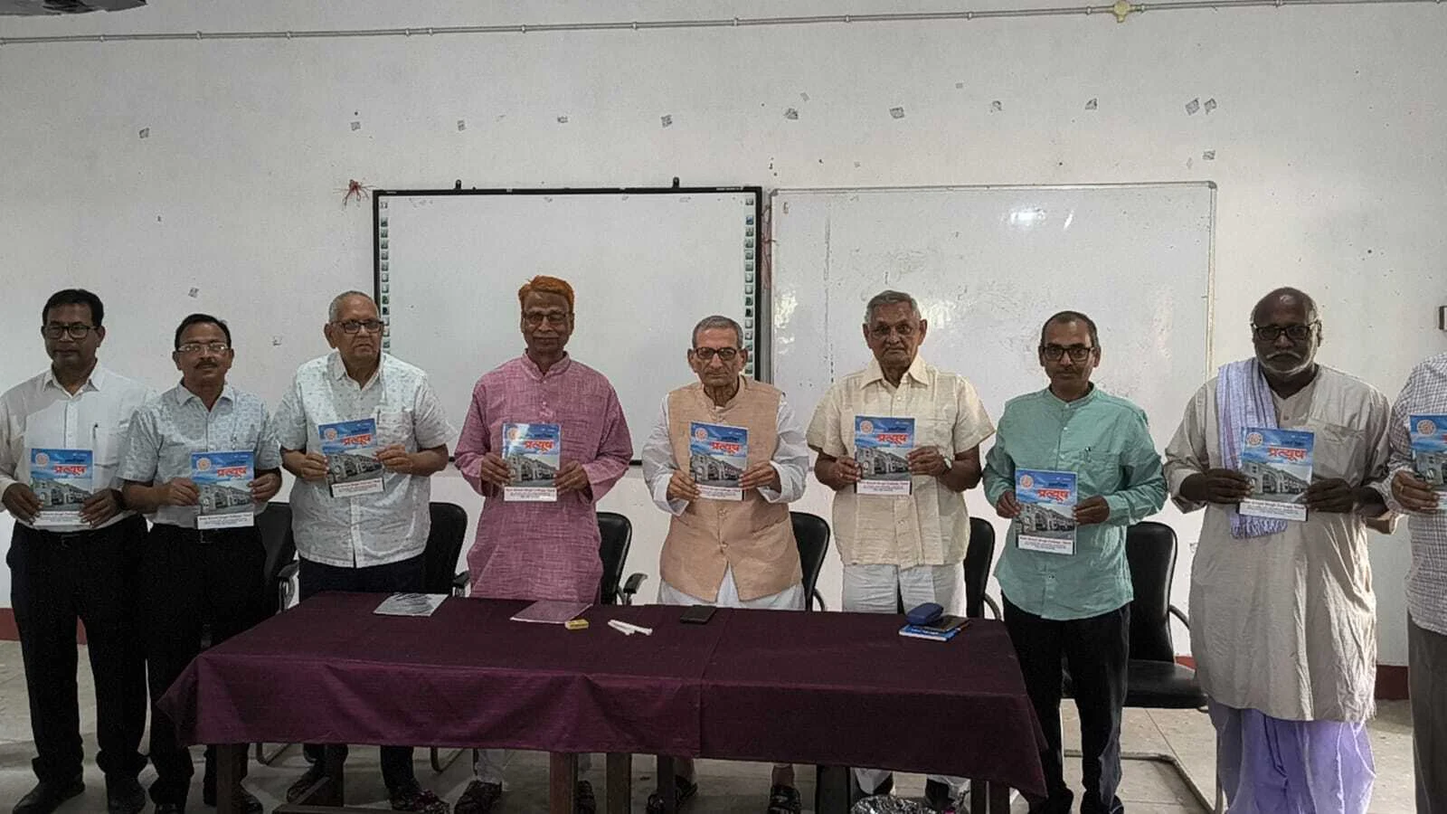 आरबीएस कॉलेज तेयाय में 'पत्यूष' पत्रिका का भव्य विमोचन: पूर्व सांसद और शिक्षाविदों ने छात्रों को लेखन से जुड़ने का दिया मंत्र 11