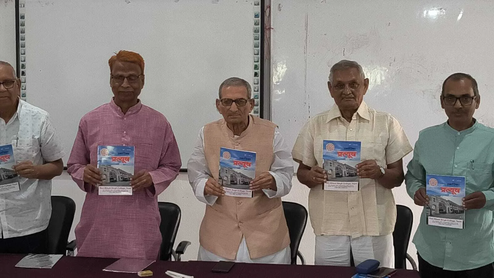 आरबीएस कॉलेज तेयाय में 'पत्यूष' पत्रिका का भव्य विमोचन: पूर्व सांसद और शिक्षाविदों ने छात्रों को लेखन से जुड़ने का दिया मंत्र 3