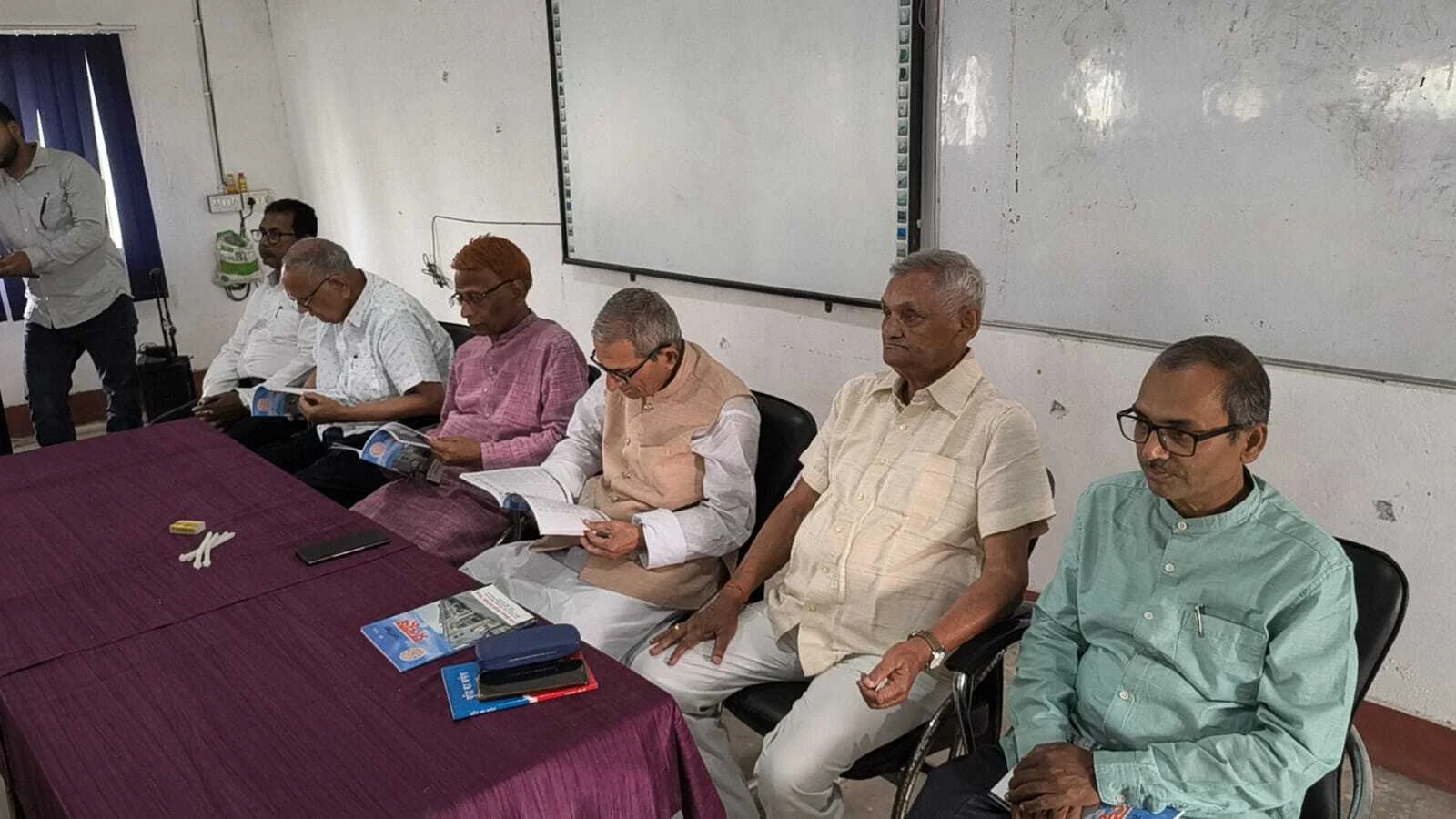 आरबीएस कॉलेज तेयाय में 'पत्यूष' पत्रिका का भव्य विमोचन: पूर्व सांसद और शिक्षाविदों ने छात्रों को लेखन से जुड़ने का दिया मंत्र 2