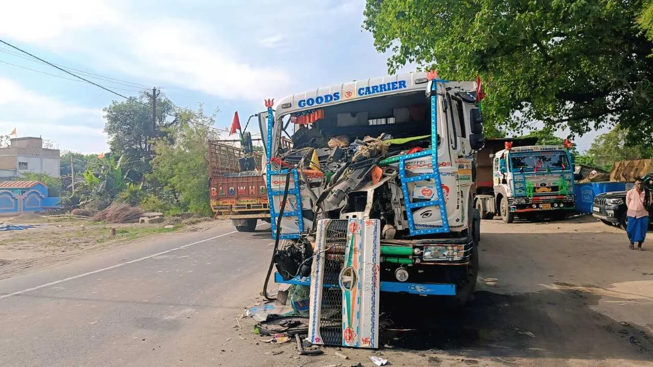 बछवाड़ा के NH-28 पर दो ट्रकों की भीषण भिड़ंत, केबिन में घंटों फंसा रहा चालक, जेसीबी से काटकर निकाला गया बाहर 2
