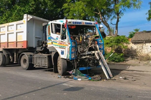 बछवाड़ा के NH-28 पर दो ट्रकों की भीषण भिड़ंत, केबिन में घंटों फंसा रहा चालक, जेसीबी से काटकर निकाला गया बाहर 3