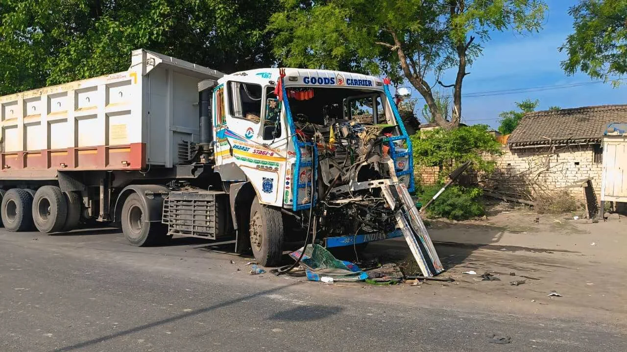 बछवाड़ा के NH-28 पर दो ट्रकों की भीषण भिड़ंत, केबिन में घंटों फंसा रहा चालक, जेसीबी से काटकर निकाला गया बाहर 6