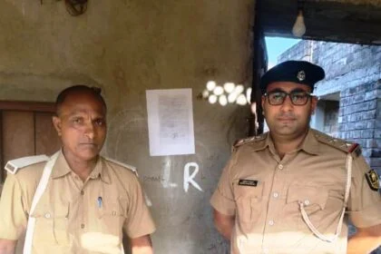 वीरपुर पुलिस ने दो फरार वारंटियों के घर चिपकाया गया इस्तेहार, आत्मसमर्पण न करने पर कुर्की-जब्ती की चेतावनी 25