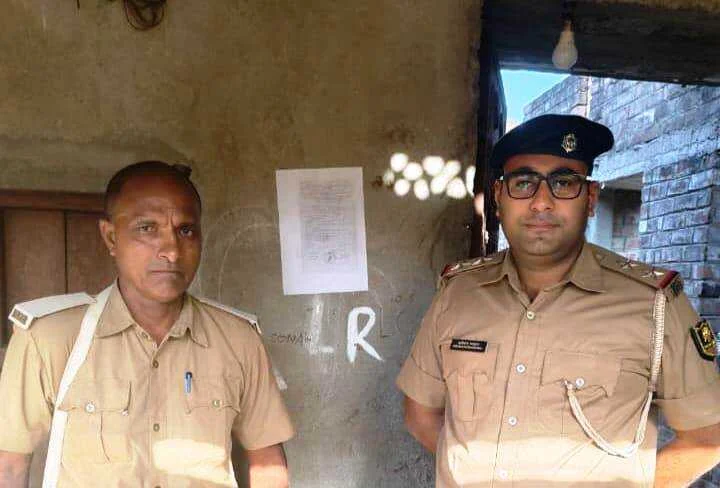 वीरपुर पुलिस ने दो फरार वारंटियों के घर चिपकाया गया इस्तेहार, आत्मसमर्पण न करने पर कुर्की-जब्ती की चेतावनी 9