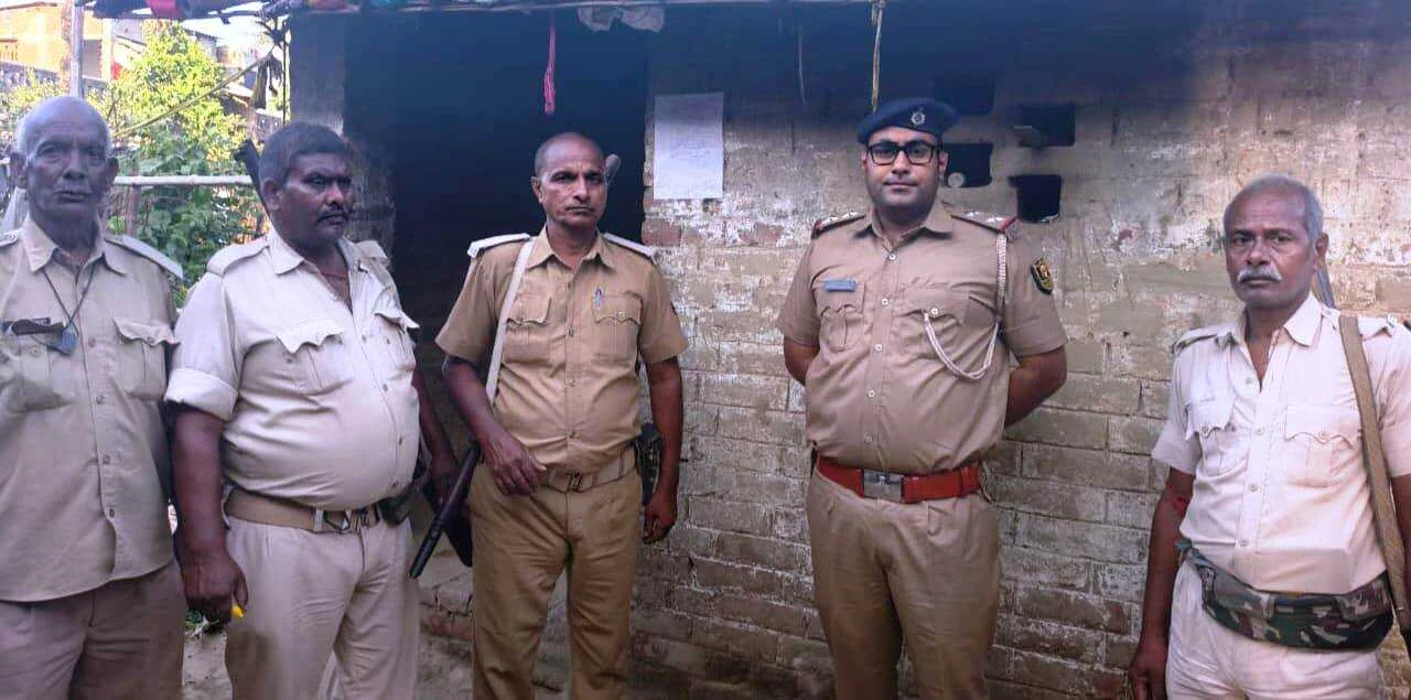 वीरपुर पुलिस ने दो फरार वारंटियों के घर चिपकाया गया इस्तेहार, आत्मसमर्पण न करने पर कुर्की-जब्ती की चेतावनी 2