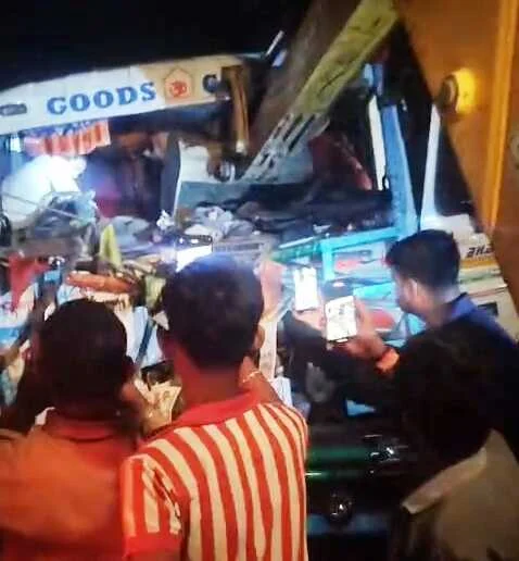 बछवाड़ा के NH-28 पर दो ट्रकों की भीषण भिड़ंत, केबिन में घंटों फंसा रहा चालक, जेसीबी से काटकर निकाला गया बाहर 3