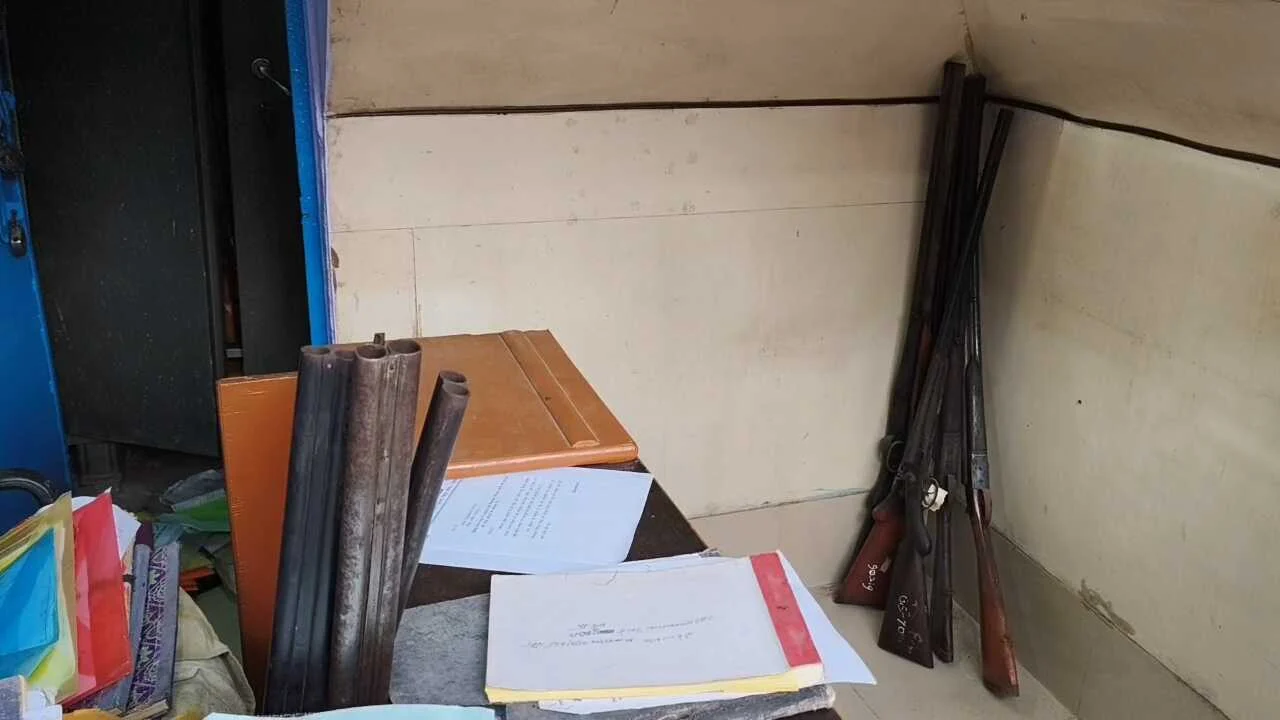 नालंदा: करीब 8 घंटे तक पीके गण और रवि ज्वेलर्स में चली छापेमारी, छापेमारी के दौरान मोबाइल दस्तावेज एवं डीभीआर ले गई अपने साथ, हथियार तस्करी और कारतूस बरामद से जुड़ा है मामला 2