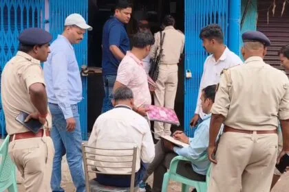 नालंदा: करीब 8 घंटे तक पीके गण और रवि ज्वेलर्स में चली छापेमारी, छापेमारी के दौरान मोबाइल दस्तावेज एवं डीभीआर ले गई अपने साथ, हथियार तस्करी और कारतूस बरामद से जुड़ा है मामला 19