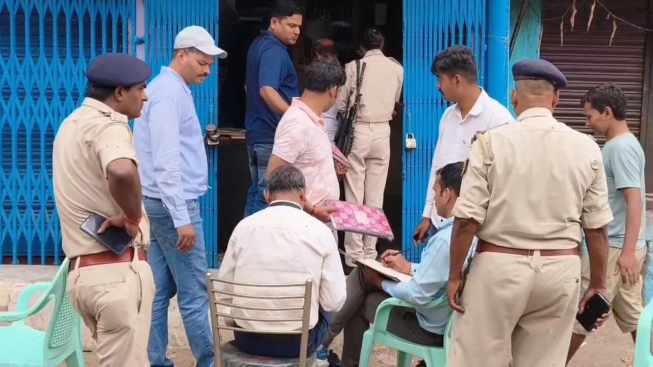 नालंदा: करीब 8 घंटे तक पीके गण और रवि ज्वेलर्स में चली छापेमारी, छापेमारी के दौरान मोबाइल दस्तावेज एवं डीभीआर ले गई अपने साथ, हथियार तस्करी और कारतूस बरामद से जुड़ा है मामला 4