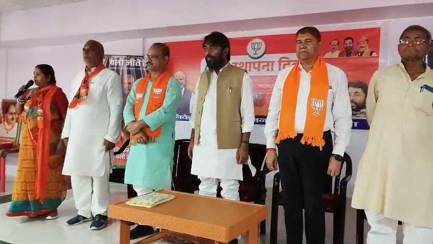 नालंदा: बीजेपी कार्यालय मेहनौर में बीजेपी पार्टी का मनाया गया 47 वा स्थापना दिवस, एमएलसी नवल किशोर यादव बीजेपी विधायक डॉ सुनील ने झंडोत्तोलन कर किया कार्यक्रम की शुरुआत, जिलाध्यक्ष राजेश कुमार भी रहे मौजूद 3