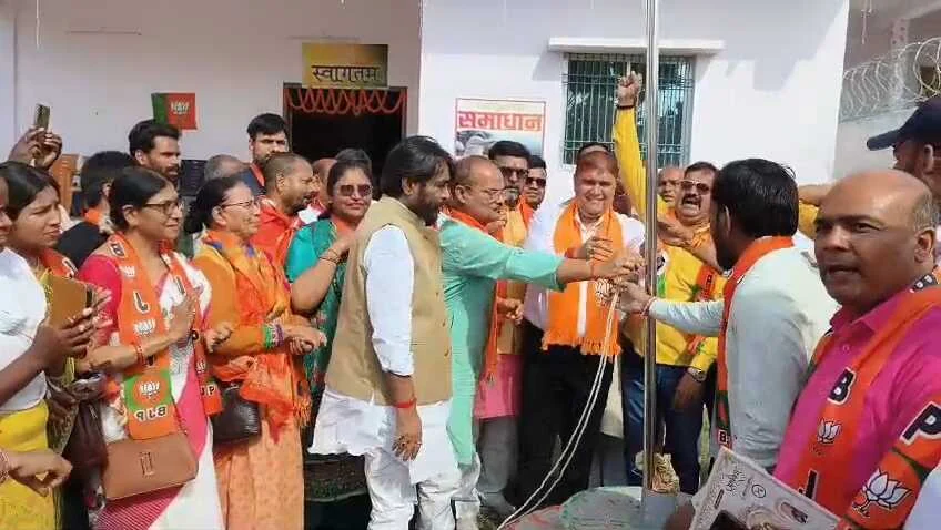 नालंदा: बीजेपी कार्यालय मेहनौर में बीजेपी पार्टी का मनाया गया 47 वा स्थापना दिवस, एमएलसी नवल किशोर यादव बीजेपी विधायक डॉ सुनील ने झंडोत्तोलन कर किया कार्यक्रम की शुरुआत, जिलाध्यक्ष राजेश कुमार भी रहे मौजूद 15