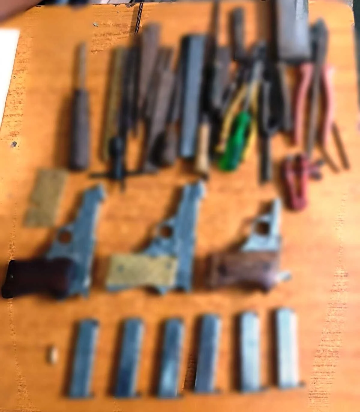 समस्तीपुर में मिनी गन फैक्ट्री का भंडाफोड़: एसटीएफ और जिला पुलिस की संयुक्त छापेमारी, भारी मात्रा में हथियार और उपकरण बरामद 2