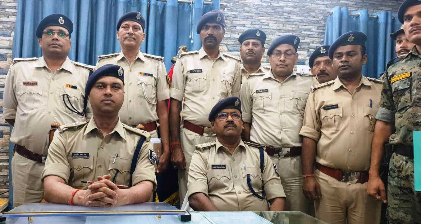 समस्तीपुर में मिनी गन फैक्ट्री का भंडाफोड़: एसटीएफ और जिला पुलिस की संयुक्त छापेमारी, भारी मात्रा में हथियार और उपकरण बरामद 3