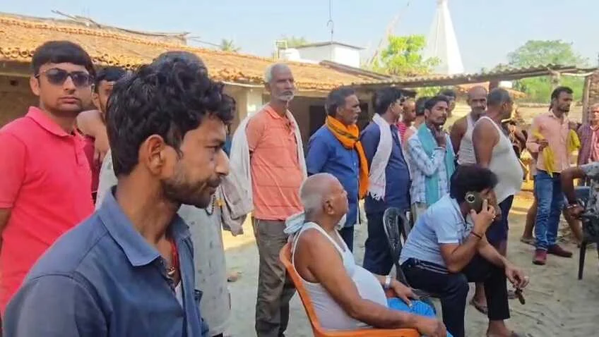 बेगूसराय में घर के अंदर संदिग्ध हालत में मिला युवक का शव, शरीर पर मिले चोट के निशान, घटना के बाद इलाके में फैली सनसनी 3