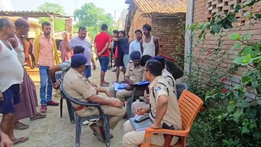 बेगूसराय में घर के अंदर संदिग्ध हालत में मिला युवक का शव, शरीर पर मिले चोट के निशान, घटना के बाद इलाके में फैली सनसनी 11
