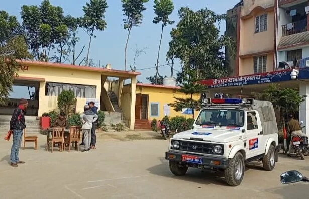 वीरपुर में ग्रामीणों ने पिस्टल तानकर युवक को धमका रहे बदमाश को दबोचा, किया पुलिस के हवाले 3