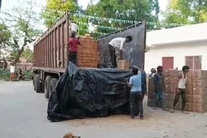 बछवाड़ा में मद्यनिषेध इकाई ने शराब माफिया पर की बड़ी करवाई, 22 चक्का ट्रेलर से 16,422 लीटर विदेशी शराब किया जब्त 23